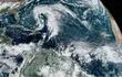 Fotografía satelital cedida por la Oficina Nacional de Administración Oceánica y Atmosférica (NOAA) a través del Centro Nacional de Huracanes (NHC) donde se muestra el estado del clima en el Atlántico. La tormenta subtropical Nicole, formada al este de las islas Bahamas, llegará a ser un huracán.