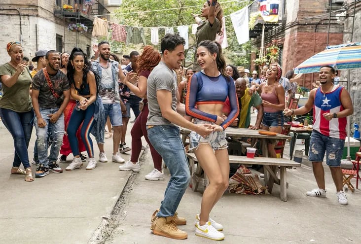 Anthony Ramos y Melissa Barrera interpretan a Usnavi y Vanessa en la película “En el Barrio”. Foto: Gentileza, Warner Bros.