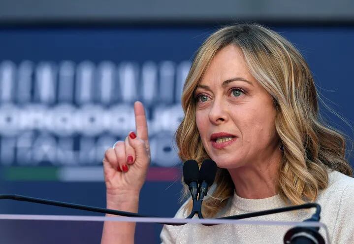 El diario italiano ‘Libero’ conocido por sus portadas provocadoras eligió hoy a la primera ministra italiana, Giorgia Meloni, como ‘hombre del año’ por haber “anulado la guerra de sexos”.