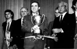 Olimpiada de Moscú 1994, Rusia campeón, Kasparov y Campomanes (Foto Rosa de las Nieves Jaque).