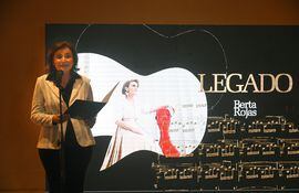 La guitarrista Berta Rojas presentó ayer su nuevo álbum, en cuya portada aparece con "La Rojita".