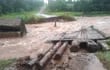 Crecida de arroyo arrastra un puente de madera en Nueva Alborada