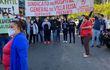 Manifestación del personal de blanco que exige aumento salarial del 50%
