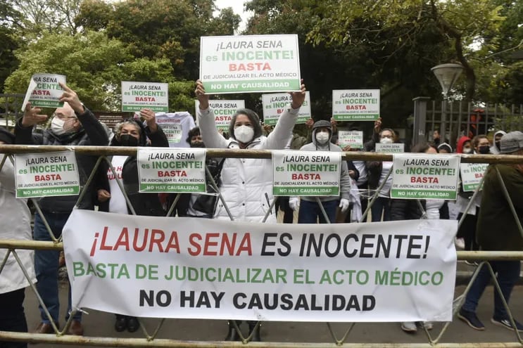 Médicos apoyando a la doctora Laura Sena, en el caso Renato