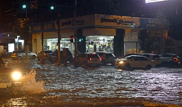Los raudales volvieron a inundar la ciudad de Asunción ayer por la tarde y noche.