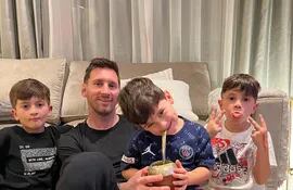 Leo Messi tomando mate con sus chicos. (Instagram/Leo Messi)