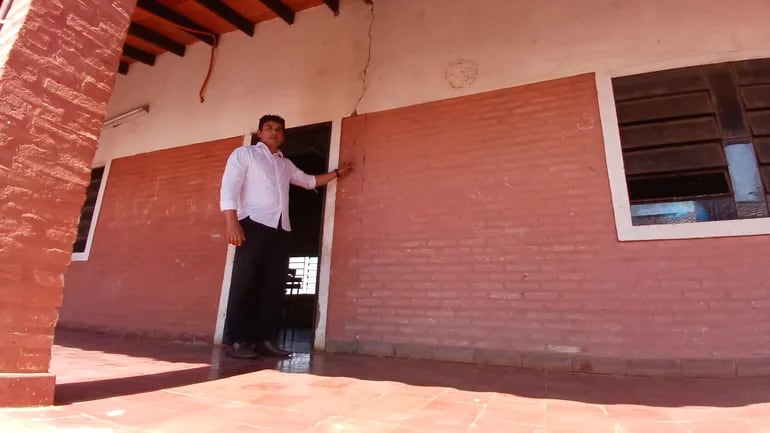 El encargado de despacho del Colegio Nacional Calle 10, licenciado Gerónimo Rojas, señala una enorme fisura en las pared del local educativo.