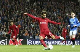 Mohamed Salah se dispone a rematar el balón para anotar su tercer gol y el sexto para el Liverpool, en la victoria 7-1 lograda ayer ante Rangers en Glasgow