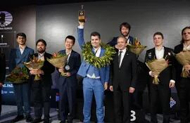 Candidatos 2022 El vencedor Ian Nepomniachtchi con su trofeo Foto FIDE Stev Bonhage.