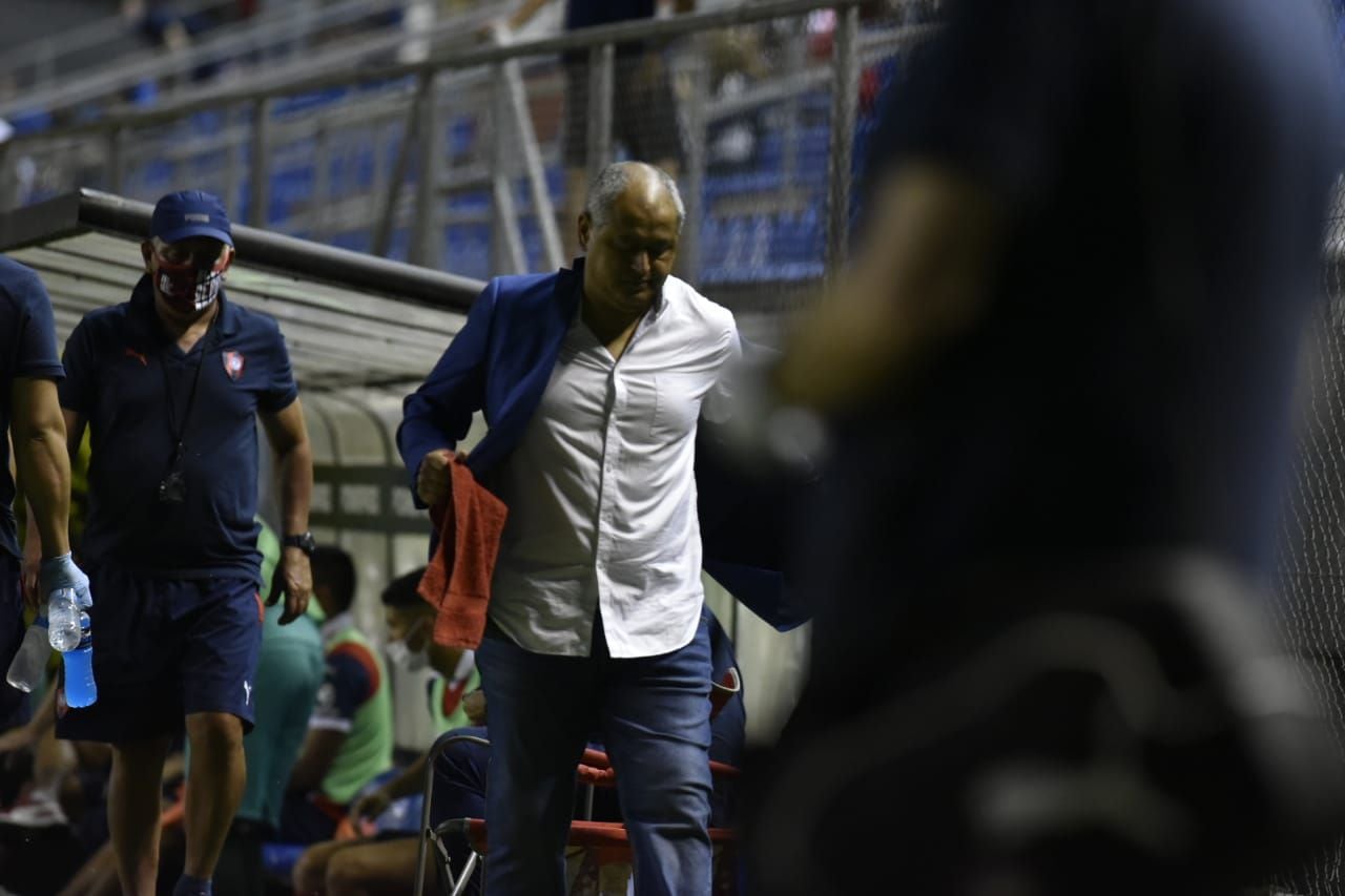 El enojo y las muecas de Francisco Arce después de la derrota de Cerro Porteño contra Nacional en el torneo Apertura 2021.