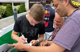 El paraguayo Joshua Duerksen firmando autógrafos en el circuito de Mónaco.