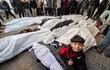 Bolsas mortuorias de palestinos muertos en el bombardeo aéreo nocturno israelí en un hospital en Rafah, al sur de la franja de Gaza.