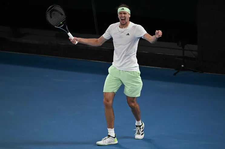 El alemán Alexander Zverev festeja el triunfo en un partido de los cuartos de final del Abierto de Australia, en Melbourne, Australia.