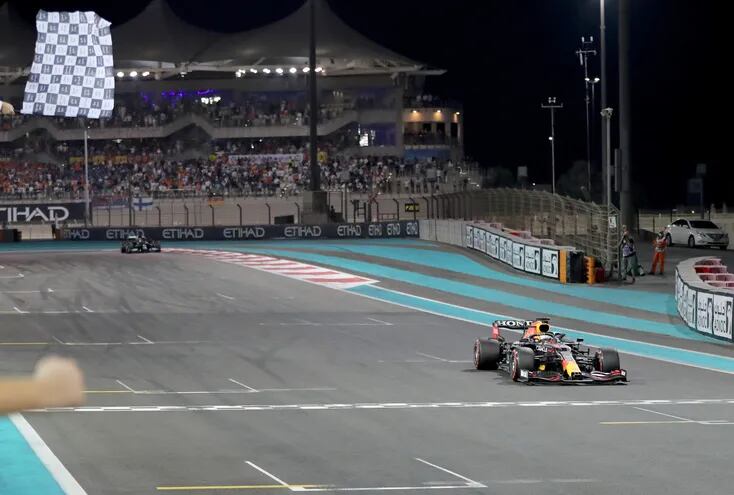 Momento en que Max Verstappen recibe la bandera a cuadros para ganar en Yas Marina y coronarse campeón del mundo de Fórmula 1 por primera vez.