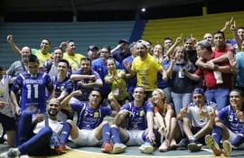 Los jugadores y directivos de Presidente Franco celebran el título de campeón del Campeonato Nacional de Fútbol de Salón 2023 en el Polideportivo Tajy Poty de la ciudad de Caaguazú.