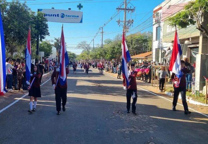 En la mañana de este jueves se realizo el desfile estudiantil en la ciudad de San Juan Bautista, Misiones, en conmemoración por los 212 años de la independencia de nuestro pías.