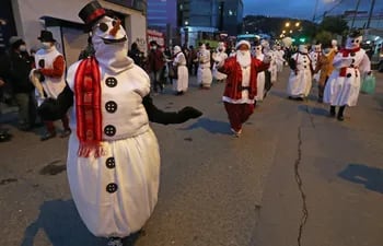 La temporada navideña comienza en La Paz con un colorido desfile de artesanos