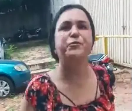 Sergia González, madre de la auxiliar fiscal, segundos antes de escupir a la persona que la estaba grabando.