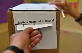 Una persona emite su voto para las elecciones presidenciales en Argentina.
