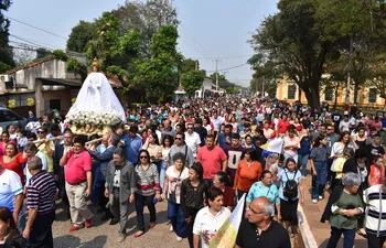 Una multitud acompañó la procesión de la sagrada imagen de la Virgen María en la localidad de Guarambaré.