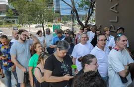 Electores argentinos hicieron fila en las afueras del Consulado de Argentina en Asunción, uno de los tres puntos habilitados para sufragar en los comicios en la primera vuelta.