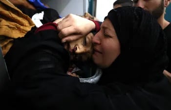 Una mujer abraza el cadáver de un menor que murió en una operación del ejército israelí.