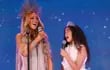 Mariah Carey y su hija Monroe cantando juntas en el escenario del Hollywood Bowl.