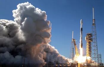 La misión PACE de la Nasa y la empresa SpaceX, que durante los próximos años profundizará en el estudio de la atmósfera y de los océanos, ha despegado hoy con éxito desde el Centro Espacial Kennedy en Cabo Cañaveral (Estados Unidos).