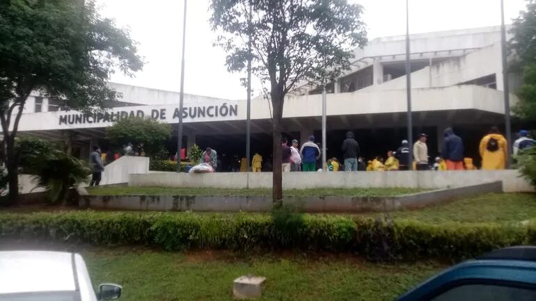 Funcionarios de la Municipalidad de Asunción en "vigilia" por presupuesto