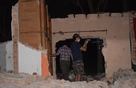 Un antiguo ropero de madera Trébol, fue también destruido.