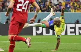El delantero brasileño #09 Richarlison (R) anota el segundo gol de su equipo durante el partido de fútbol del Grupo G de la Copa Mundial Qatar 2022 entre Brasil y Serbia en el Estadio Lusail en Lusail, al norte de Doha, el 24 de noviembre de 2022.