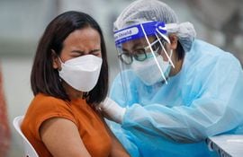 Un funcionario sanitario tailandés administra la vacuna AstraZenca COVID-19 a un ciudadano tailandés en un centro de vacunación instalado dentro de la Gran Estación Bang Sue en Bangkok, Tailandia, el 8 de julio de 2021.