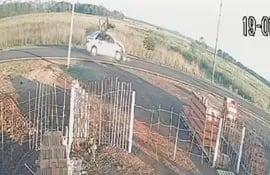 En la parte superior de la foto se observa el momento exacto del impacto del auto contra la vaca. (captura de video).