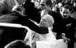 Imagen de archivo tomada en mayo de 1981 que muestra al papa Juan Pablo II tras ser herido por el turno Ali Agca, quien estuvo a punto de acabar con la vida del Pontífice al dispararle a quemarropa en la plaza de San Pedro del Vaticano, en Roma, Italia.
