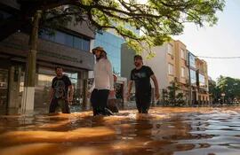 Un grupo de personas participa en las tareas de rescate el lunes en Porto Alegre, luego de la inundación de gran parte de esa ciudad a causa de lluvias torrenciales.