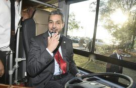 Para la foto. El presidente Mario Abdo Benítez posó conduciendo un bus eléctrico, en noviembre de 2019.