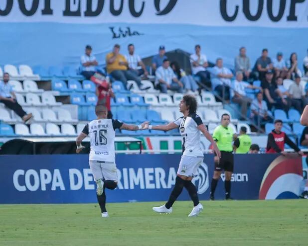 Víctor Ayala (16) festeja el gol que le dio la victoria a Tacuary