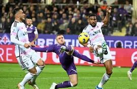 El argentino Lucas Beltrán (C), delantero de Fiorentina, busca rematar el balón ante la marca de del brasileño Bremer, zaguero de Juventus, durante el partido de ayer.
