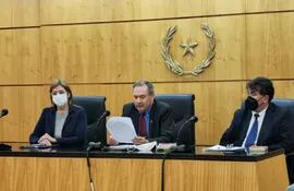 Tribunal de Sentencia que absolvió a cuatro funcionarios municipales acusados por lesión de confianza, integrado por los jueces Rossana Verón, Enrique Iglesias y Blas Zorrilla.