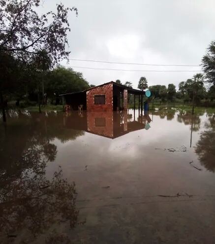 Tras las lluvias, la mayoría de las casas están inundadas y las familias urgen asistencia en la zona.