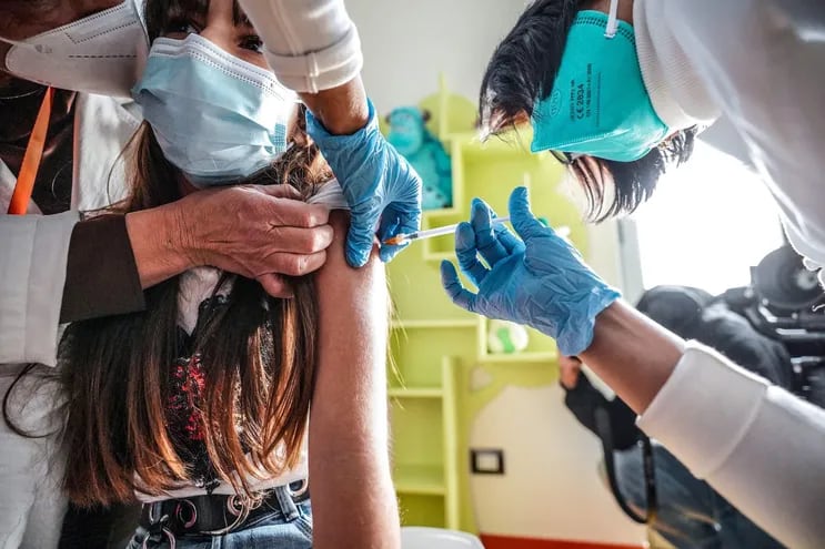 Una niña turinesa recibe una dosis de la vacuna contra el Covid-19. Italia ya vacuna a los chicos de entre 5 y 11 años.