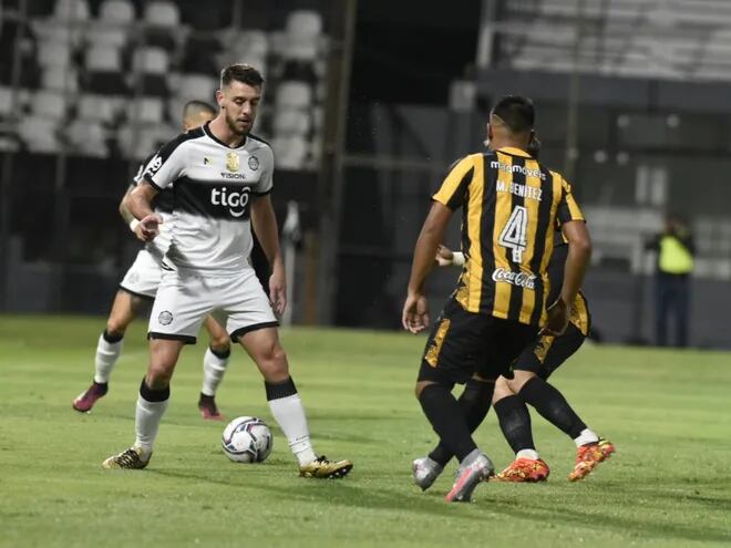 Olimpia y Guaraní juegan en el Tigo Manuel Ferreira esta tarde.