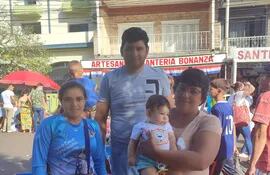 Graciela Pera con su nieta Dara Noguera, su hija Leidi Gayoso y su yerno Francisco Noguera.