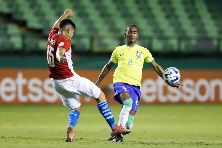 Arthur de Matos (d) de Brasil disputa un balón con Axel Villarreal de Paraguay hoy, en un partido de la fase de grupos del Campeonato Sudamericano Sub'20 entre las selecciones de Brasil y Paraguay en el estadio Deportivo Cali en Cali (Colombia).