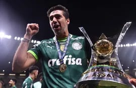 El entrenador de Palmeiras Abel Ferreira celebra con el trofeo al ganar el campeonato Brasilerao Serie A ante Cruzeiro en el estadio Mineirao en Belo Horizonte (Brasil).