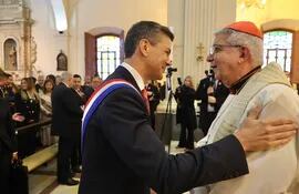 El presidente Santiago Peña conversa con el cardenal Adalberto Martínez este martes en la Catedral Metropolitana.