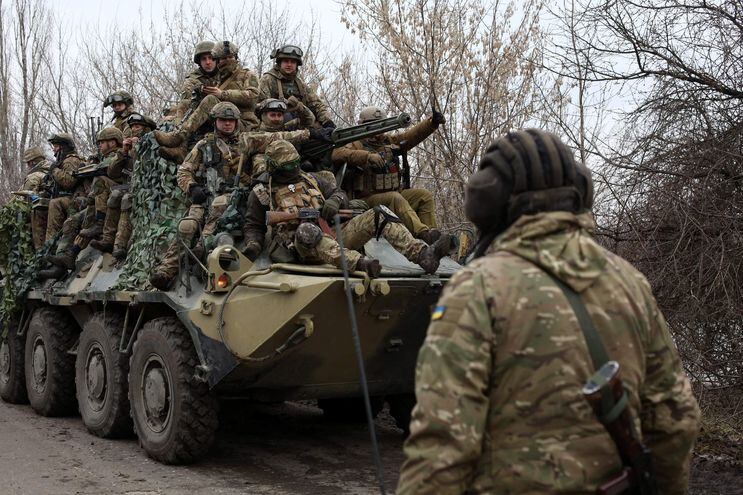 Militares ucranianos se alistan para repeler un ataque en la región ucraniana de Lugansk.