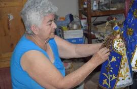 Nicasia Ortíz Vda. de Delvalle tiene 75 años y goza de buena salud. Pacientemente, se dedica a vestir a las imágenes de la Virgen de Caacupé