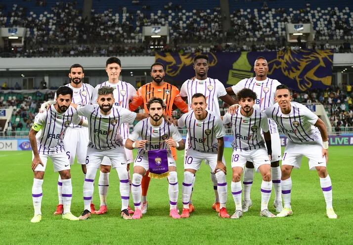 Alejandro Kaku Romero, centro al lado del capitán de equipo, en la formación titular del Al Ain de Emiratos Árabes Unidos, que ayer ganó de visitante por la Liga de Campeones de Asia.