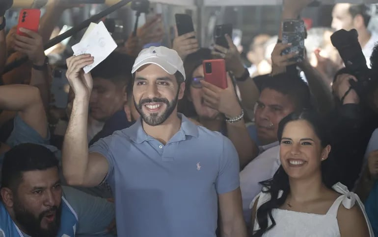 . El presidente de El Salvador y candidato a la reelección inmediata, Nayib Bukele acompañado de su esposa Gabriela de Bukele, vota en San Salvador (El Salvador).